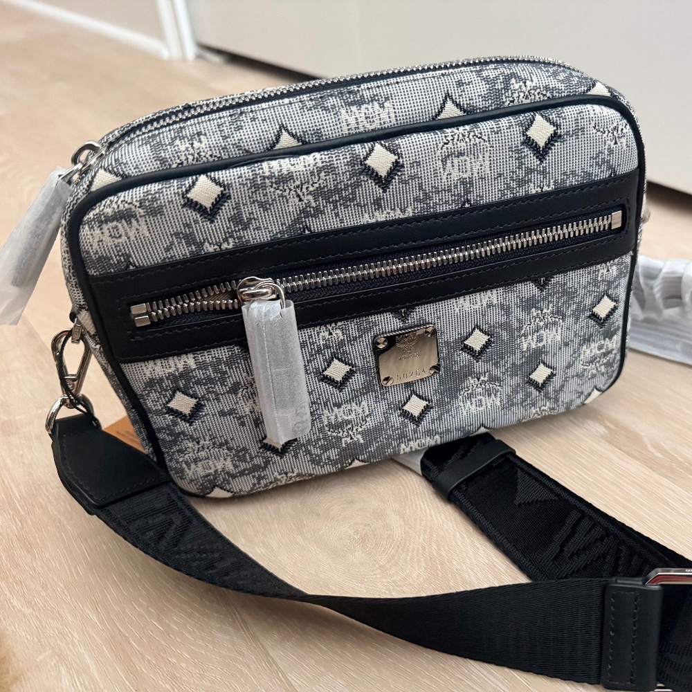 MCM Camera Messenger logo Crossbody Bag Grey R$750